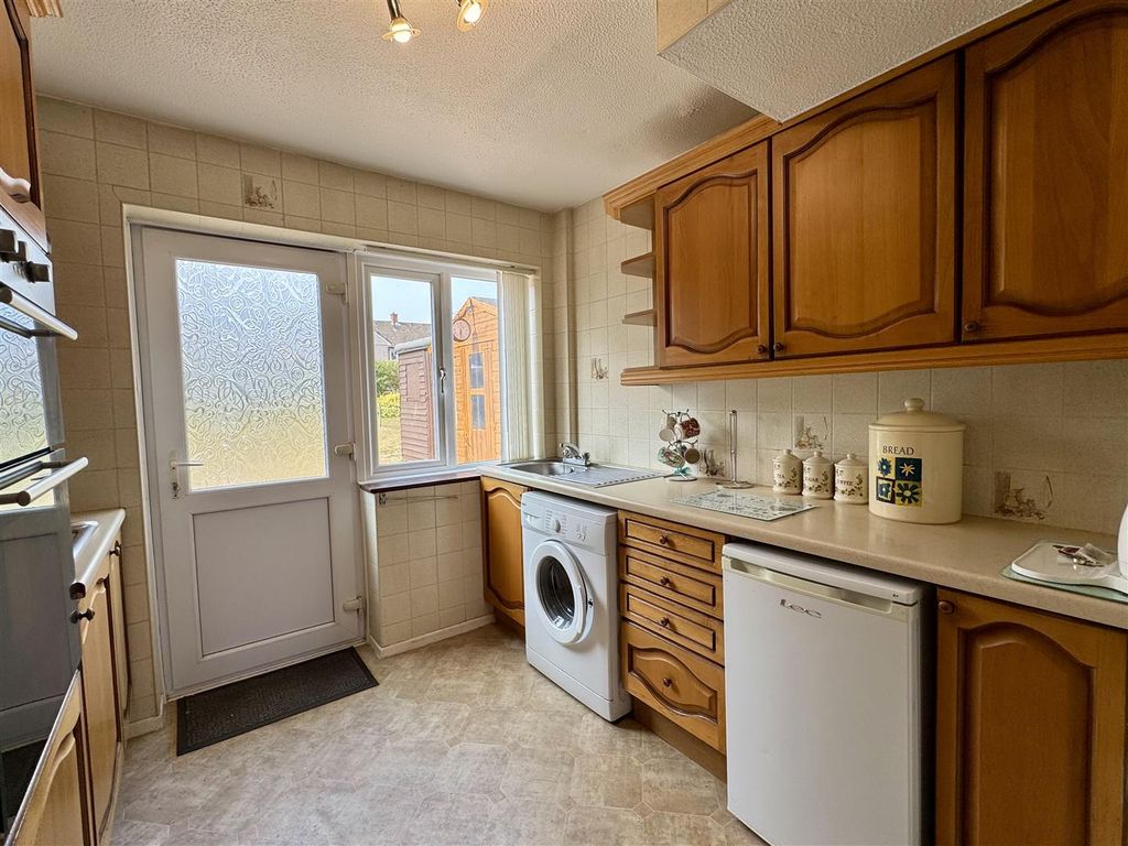 Property photo 3 of 19 Kitchen