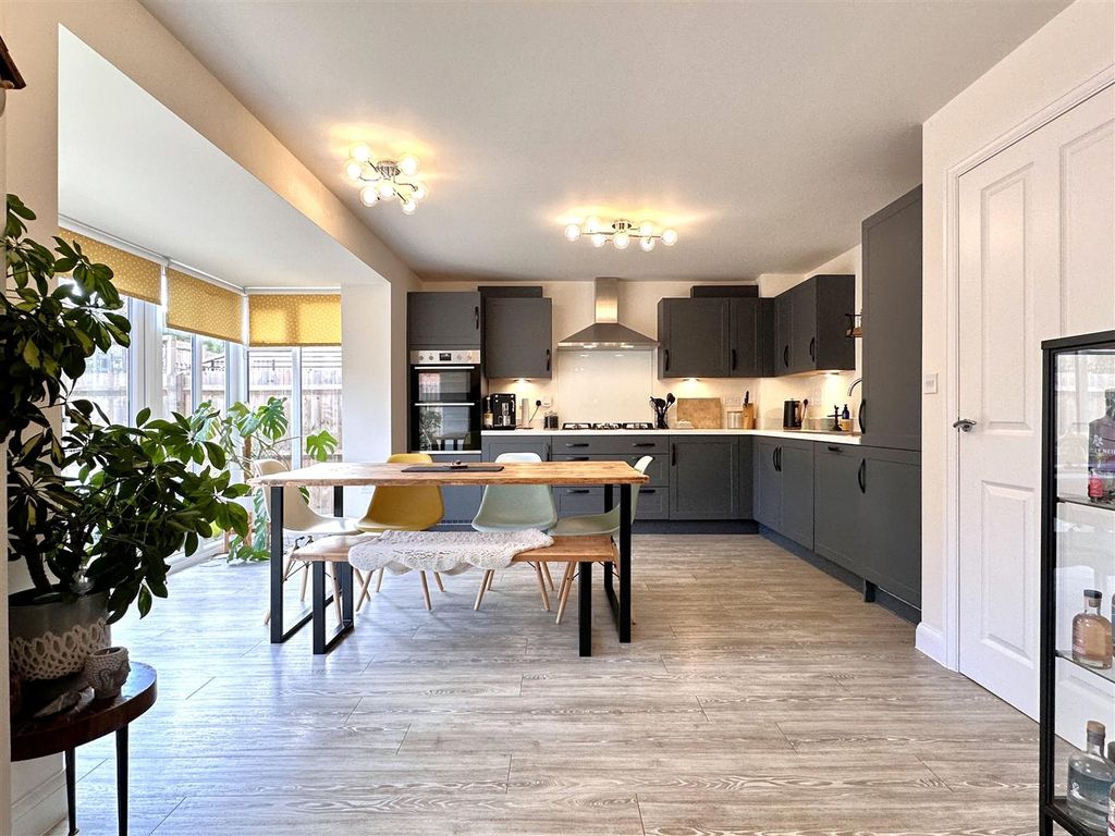 Property photo 2 of 23 Superb Living/Dining Kitchen 457