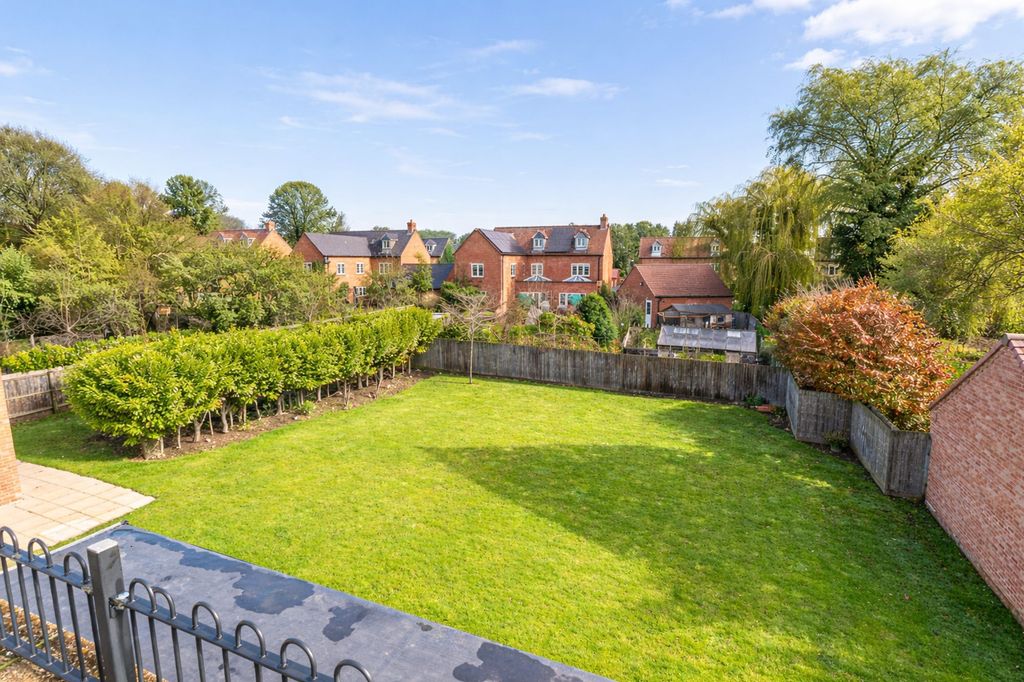 Property photo 2 of 19 Communal Gardens