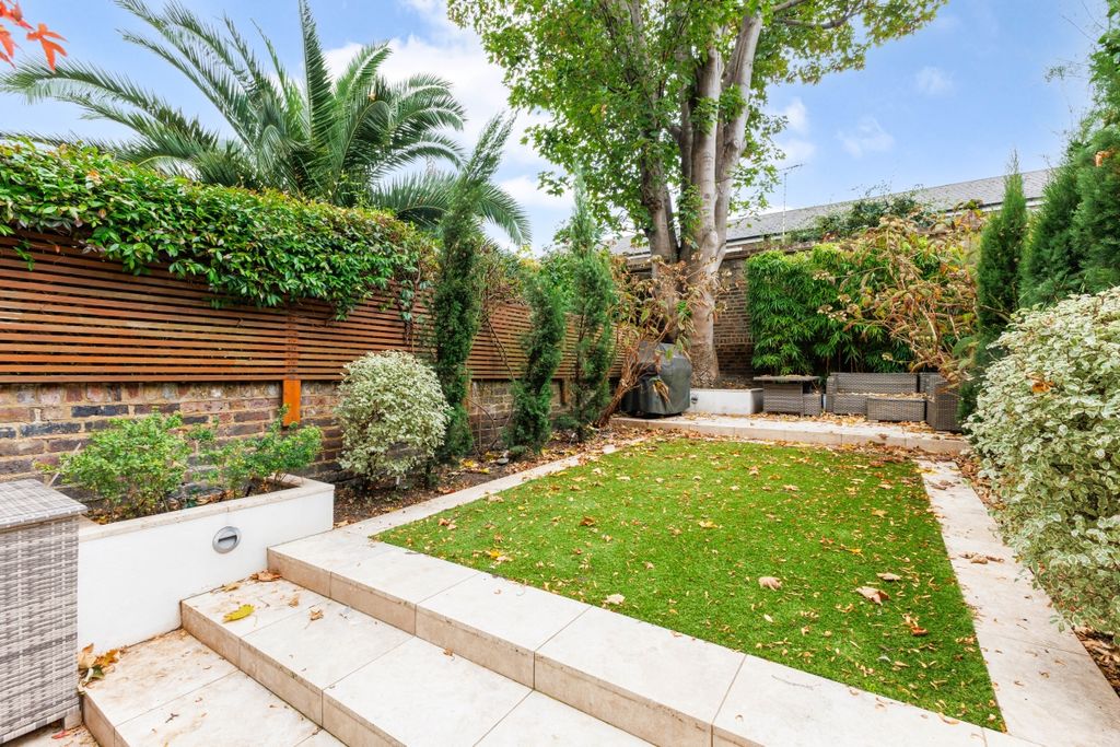 Property photo 3 of 22 Arlington Square