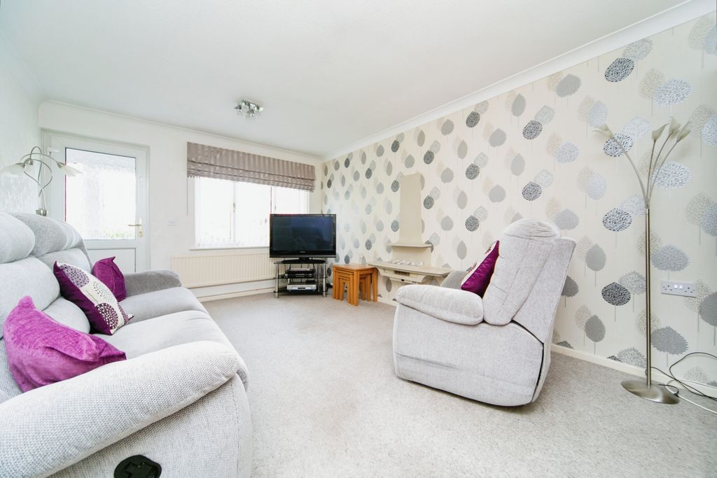 Property photo 3 of 17 Living Room