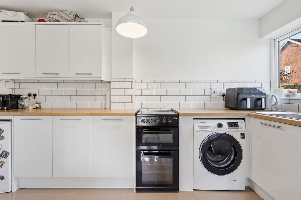 Property photo 3 of 10 Fitted Kitchen