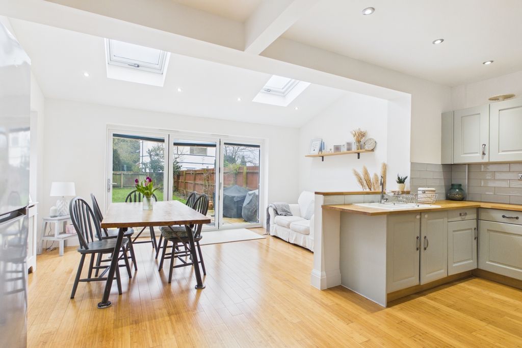 Property photo 3 of 27 Ewemove - Spalding - Halmer Gate - Open Plan Kitc