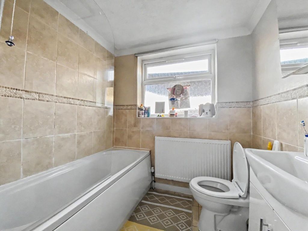 Property photo 3 of 8 Bathroom (2).Jpg