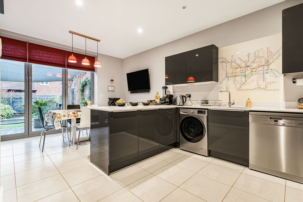 Property photo 3 of 34