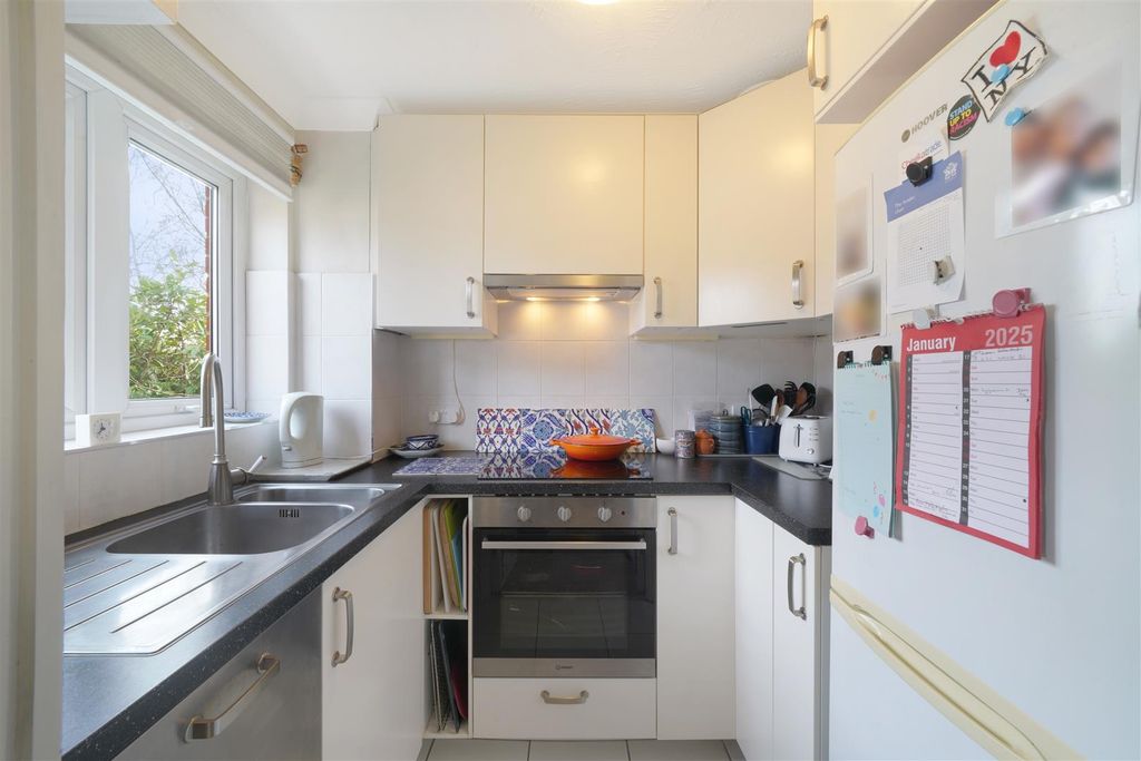 Property photo 3 of 8 Flat 17, Bishops Court - Ebunykzzlb8Y6Ef4i5Wt.Jpg