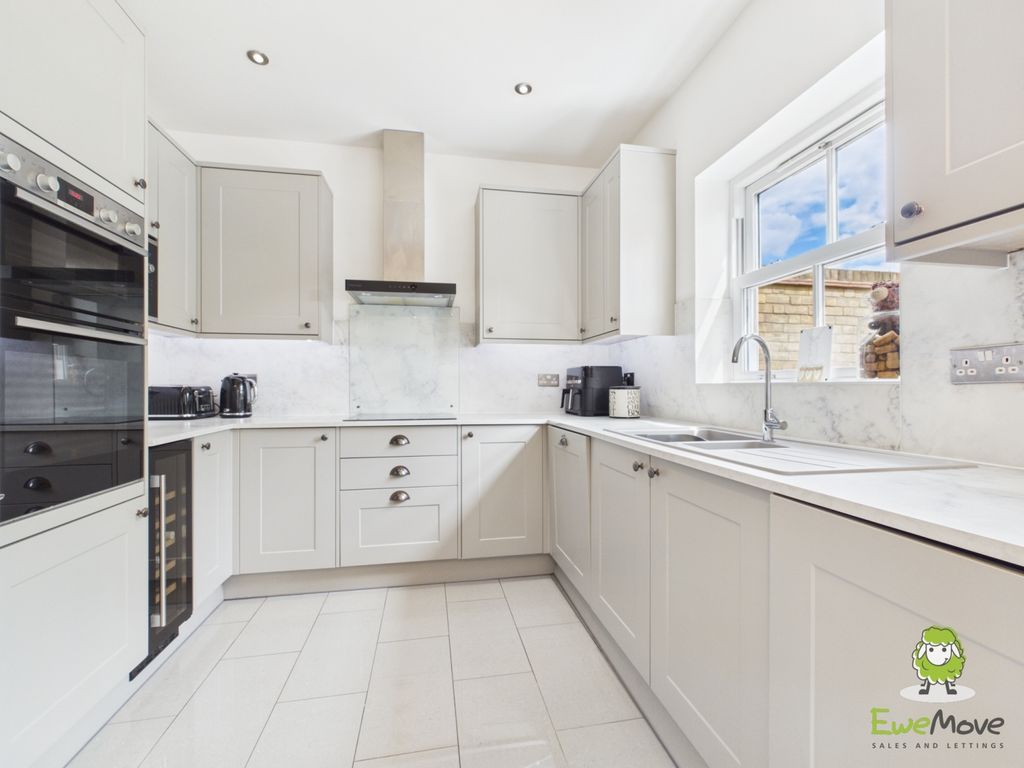 Property photo 2 of 27 Ewemove Estate Agents Basingstoke -Rockbourne Road