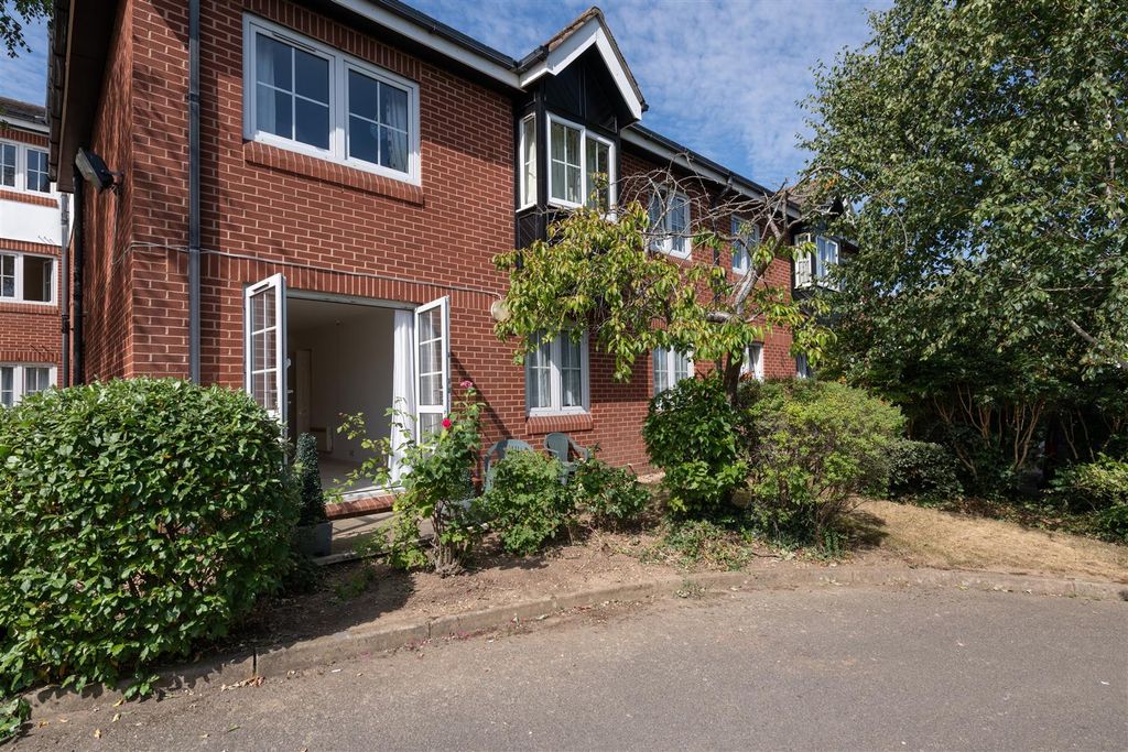 Property photo 1 of 18 Woodmere 14.Jpg