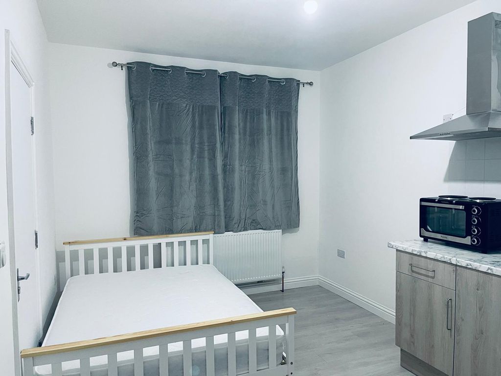 Property photo 1 of 5 Self Contained Studio Next To Gants Hill Tube Station-£1100 Inclusive Bills