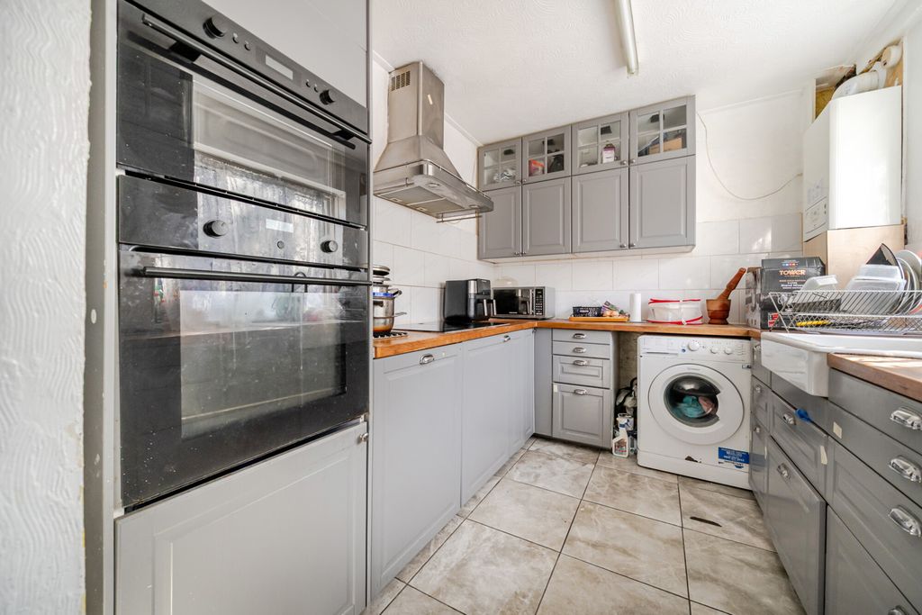 Property photo 3 of 17 Kitchen