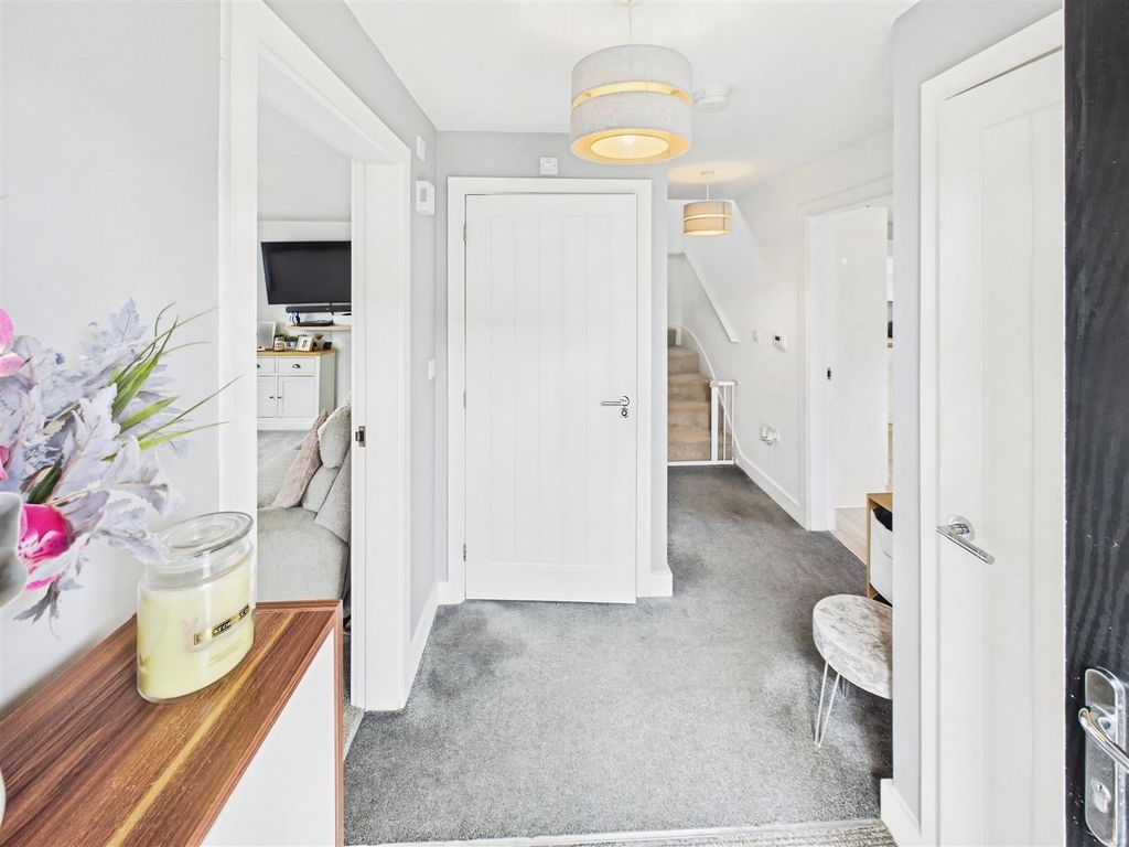 Property photo 2 of 13 Entrance Hall