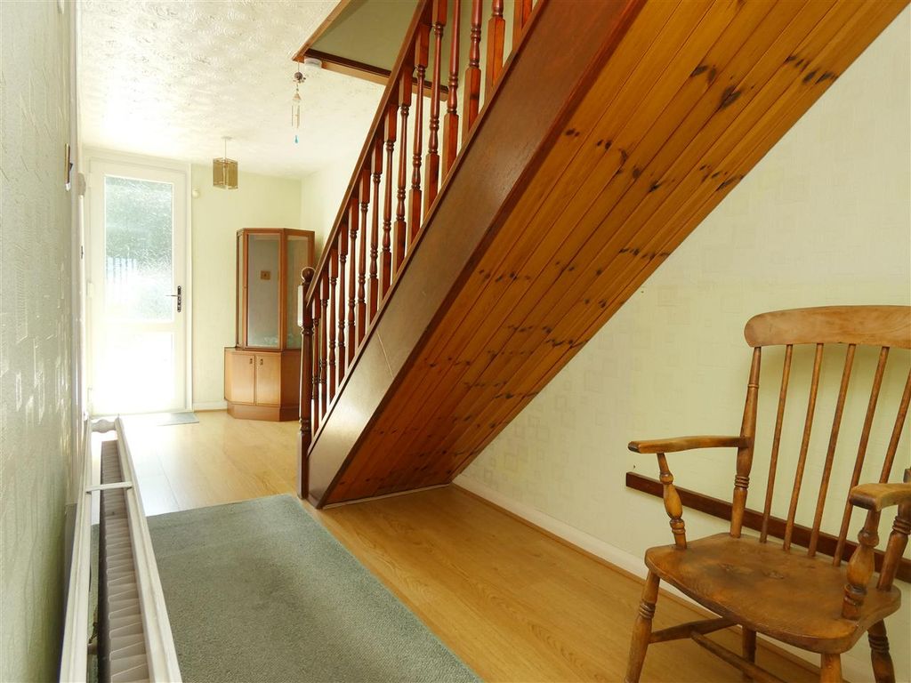 Property photo 3 of 17 Entrance Hall