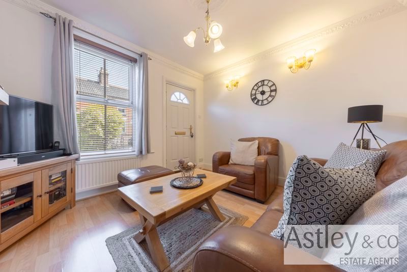 Property photo 2 of 13 Lge