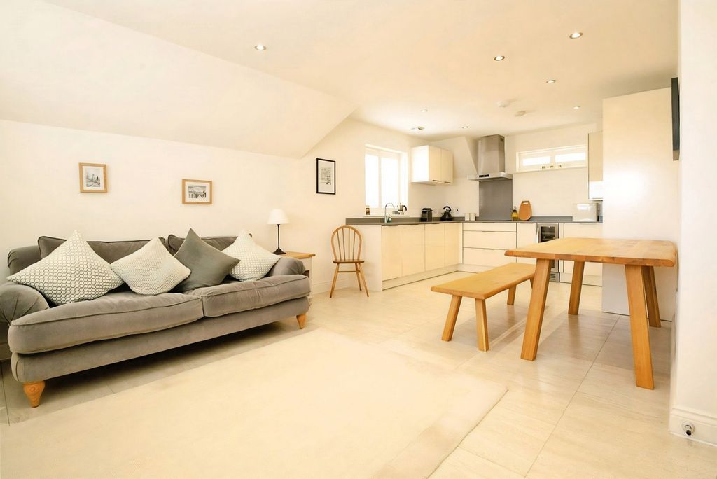 Property photo 2 of 10 Pbox-Img.Jpg
