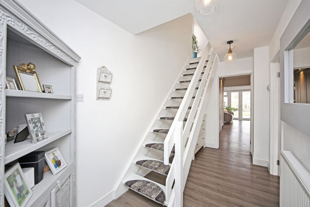 Property photo 2 of 34