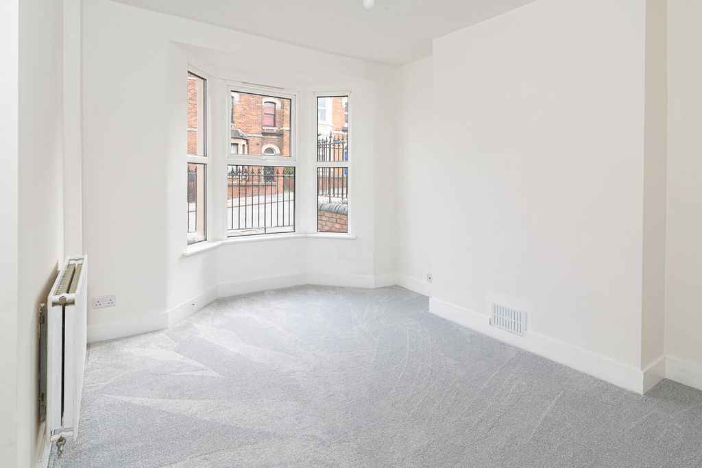 Property photo 2 of 16 174Victoriarddownlowres8173