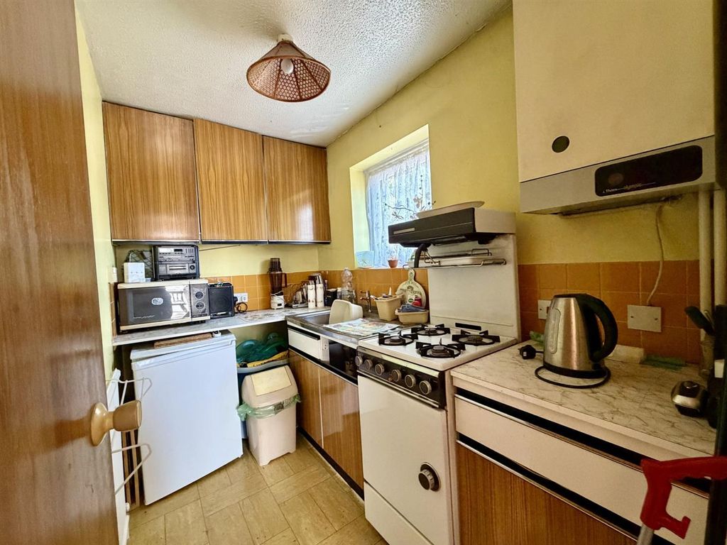 Property photo 3 of 19 Kitchen