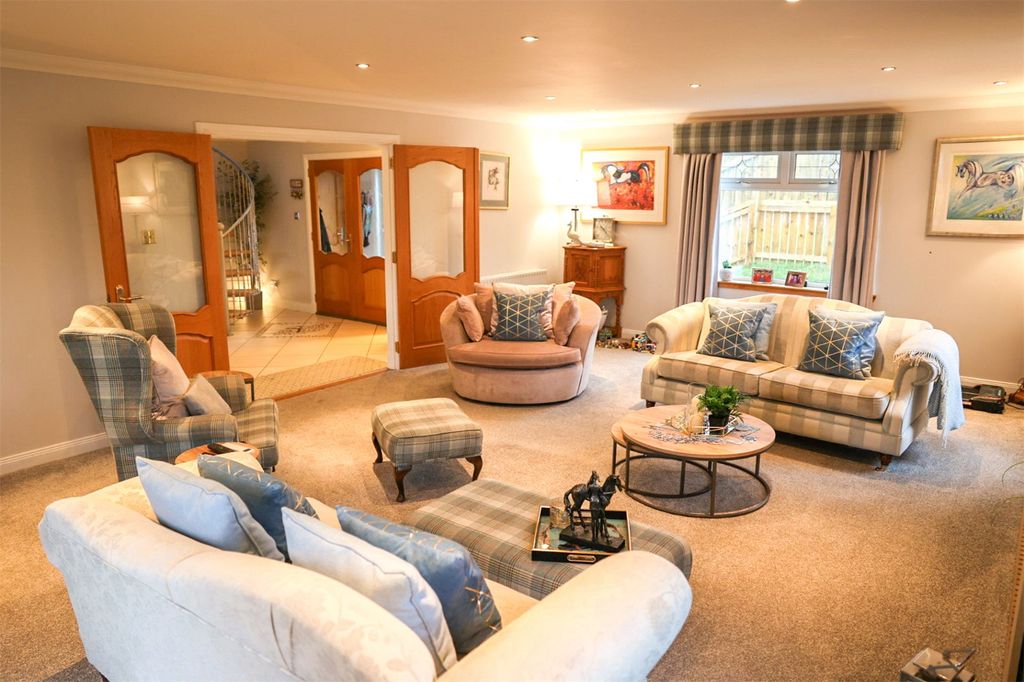 Property photo 2 of 34 Lounge