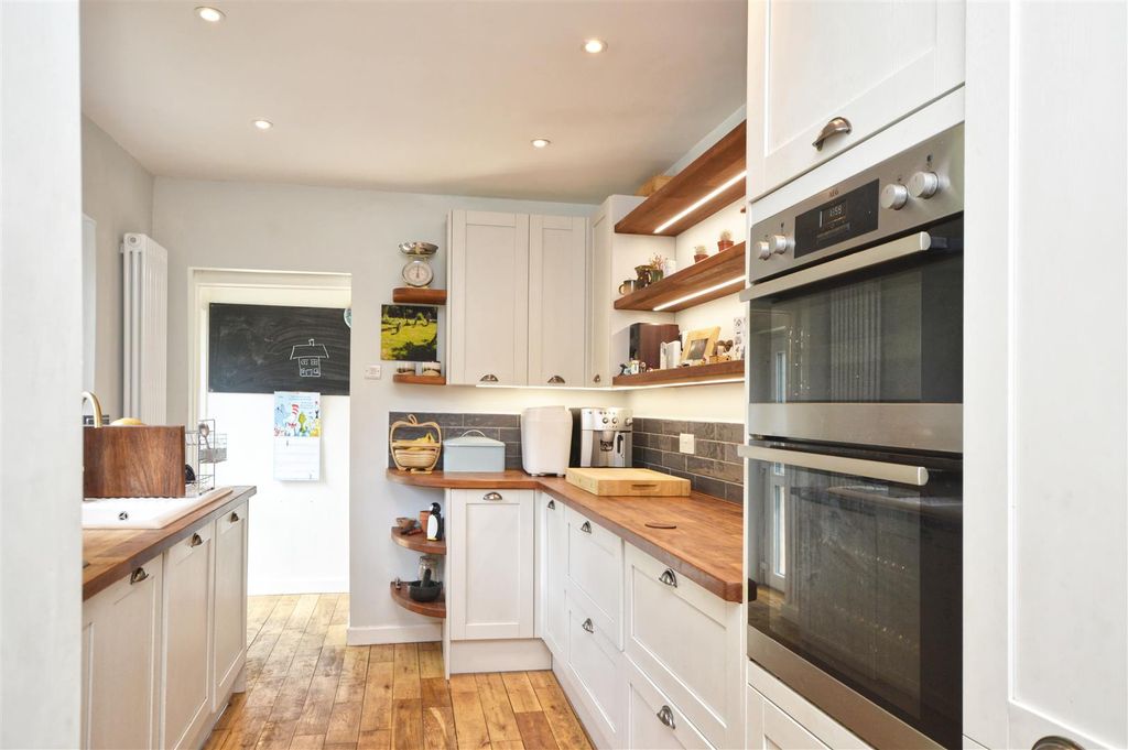 Property photo 3 of 20 Kitchen