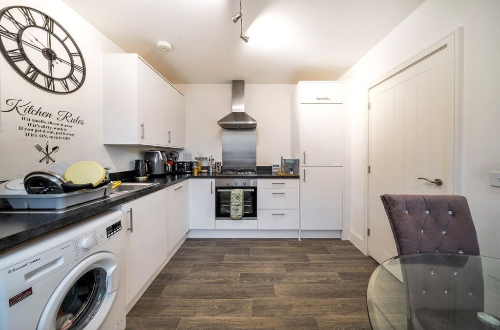 Property photo 2 of 13 1374305-10-690E31...