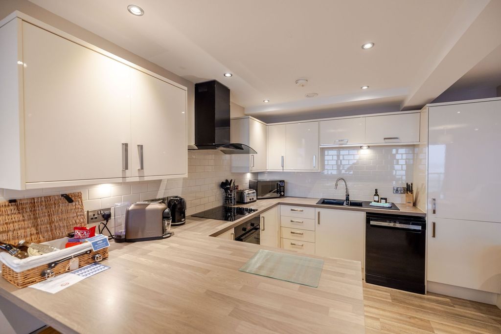 Property photo 3 of 27