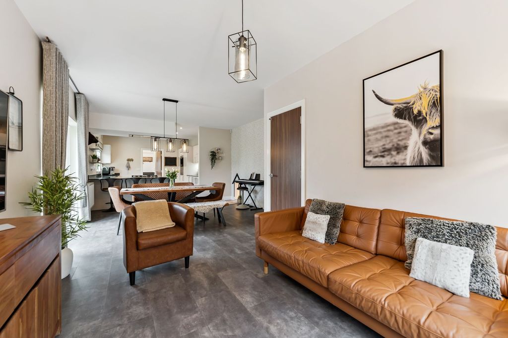 Property photo 3 of 43