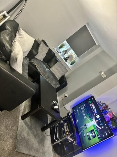 Property photo 2 of 16 A Modern Living Room Featuring A Large Flat-Screen...