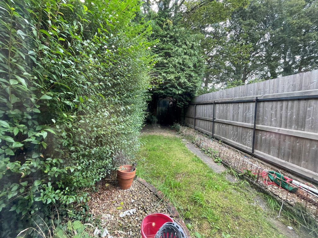 Property photo 2 of 8 Garden