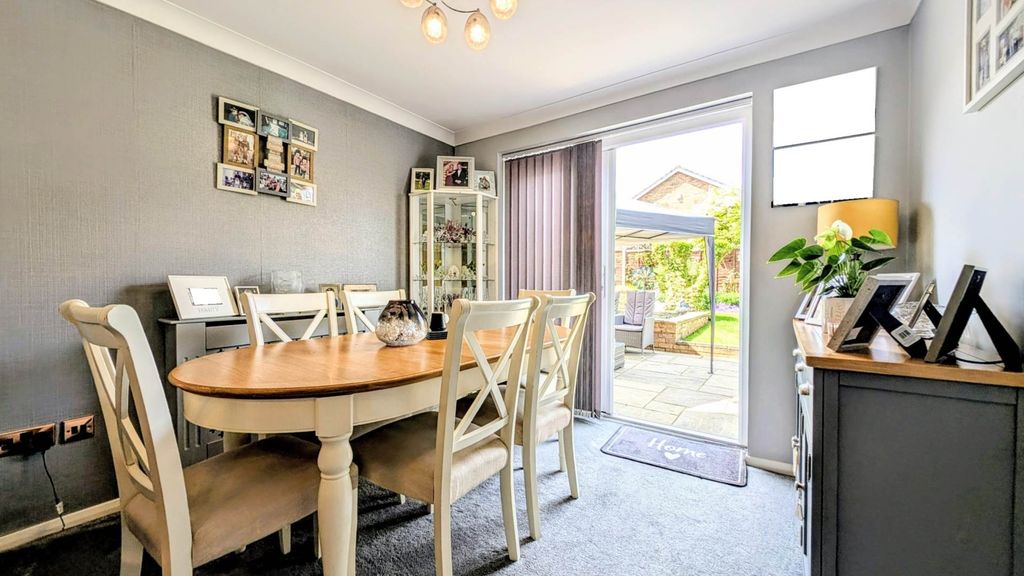 4 bed detached house for saleMaple Leaf Drive, Bordon, Hampshire GU35 photo 5