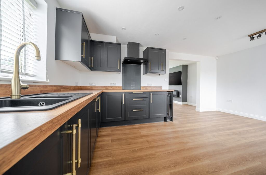 Property photo 3 of 19 Ewemove Harrogate Kitchen Diner