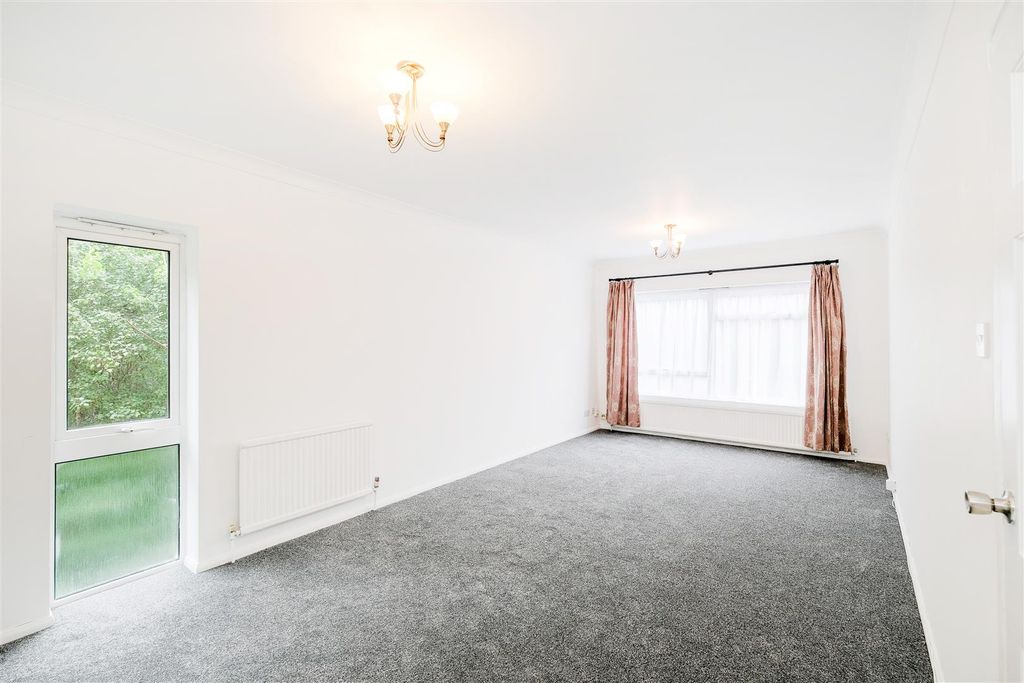Property photo 2 of 16 Flat 3, 23 Aldersbrook Road-11.Jpg