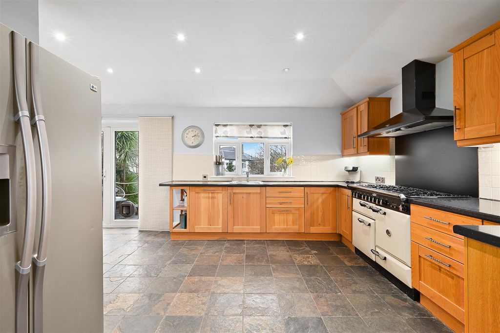 Property photo 3 of 25 The Greenway