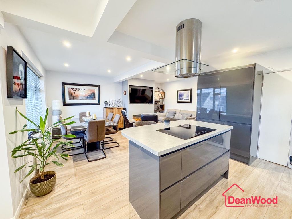 Property photo 3 of 32 Untitled-198.Jpg