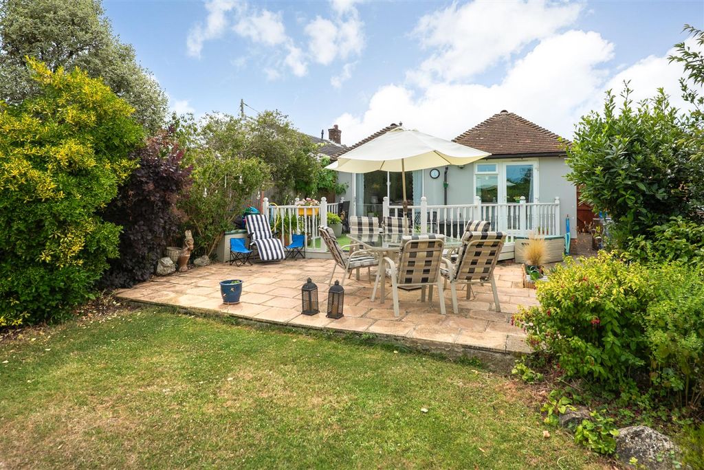 Property photo 2 of 18 Maydowns Road, Chestfield, Whitstable