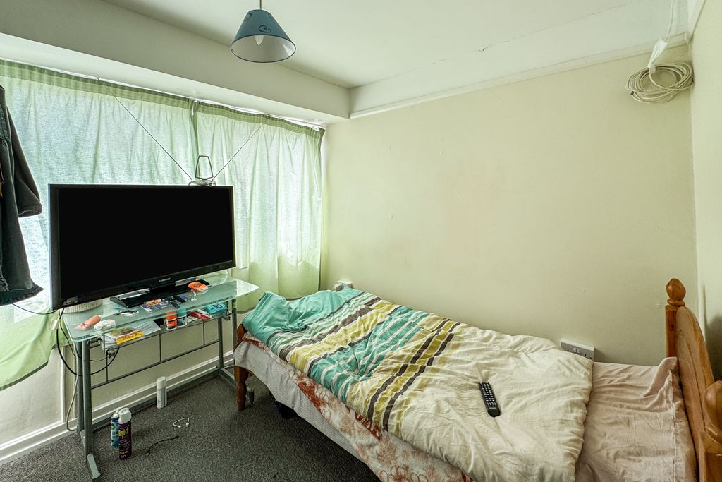 Property photo 3 of 12 128 Herons Wood, Harlow, Essex, CM20 1Ru