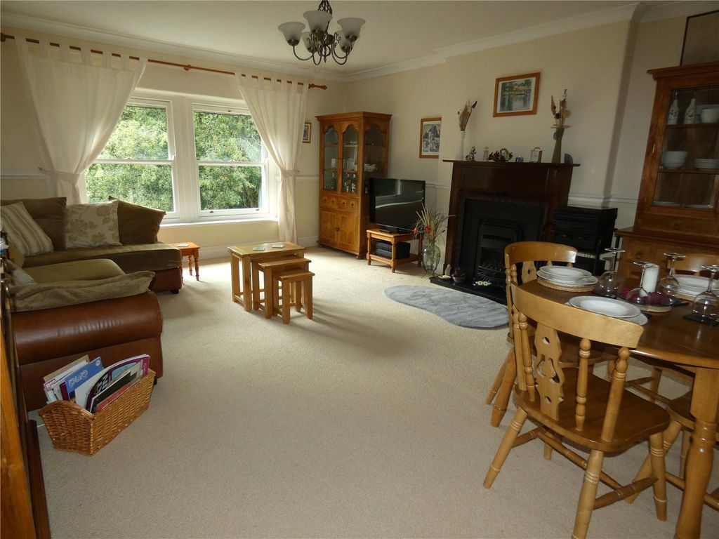 Property photo 3 of 17 Lounge