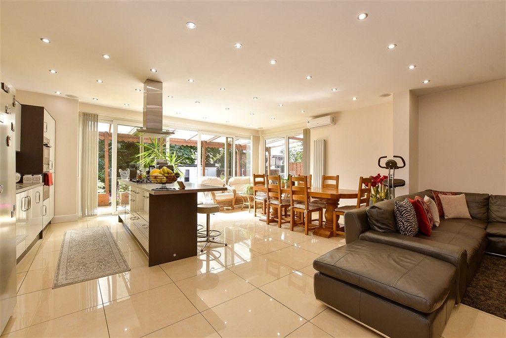 Property photo 2 of 17 Kitchen/Dining Area