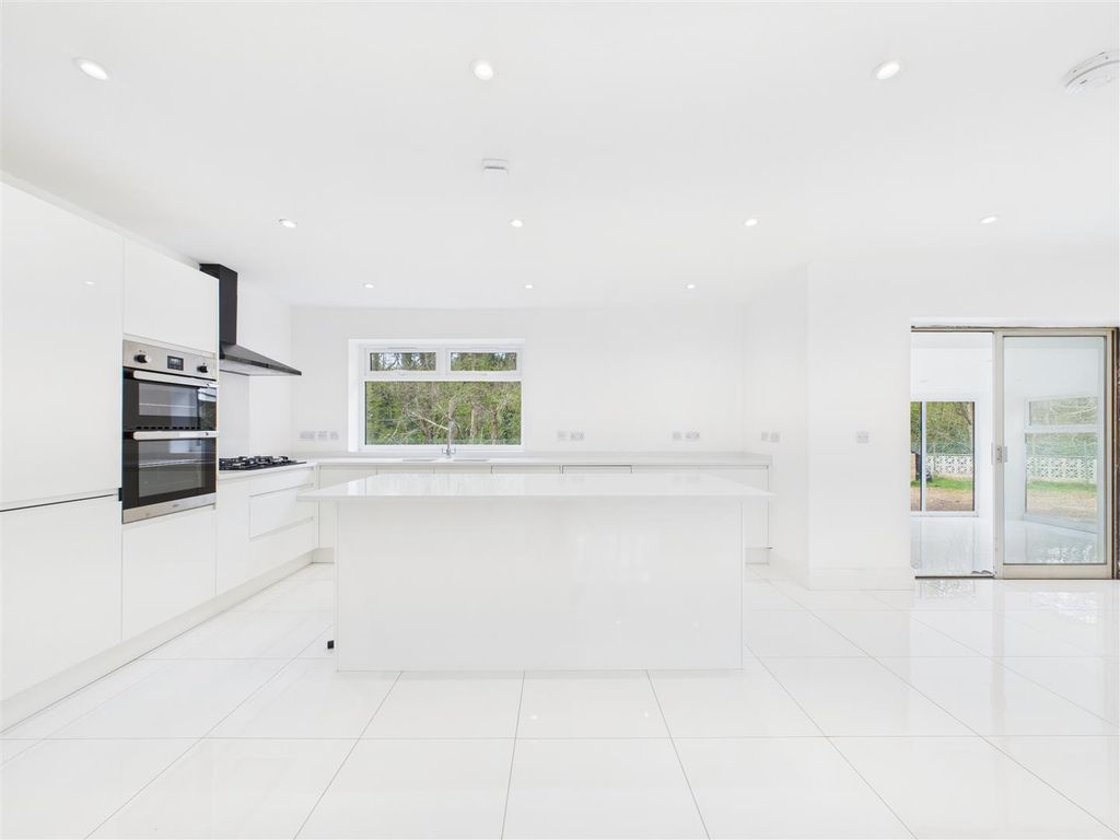 Property photo 2 of 22 Cam02739G0-Pr0224-Still018.Jpg