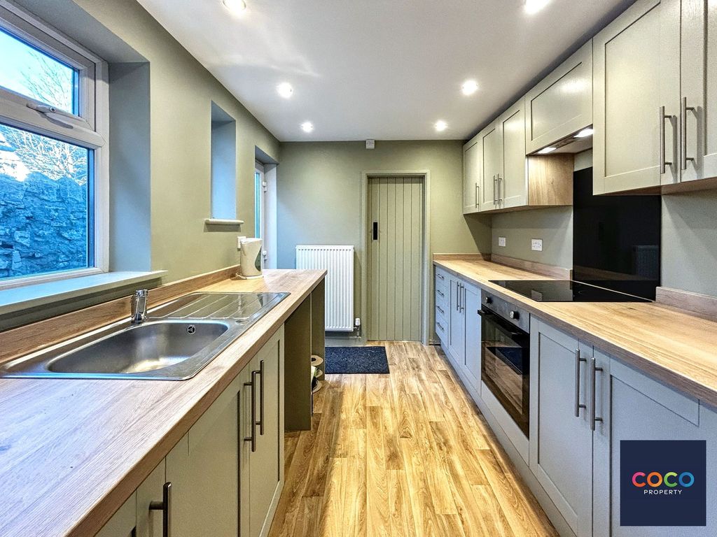 Property photo 3 of 11 Kitchen