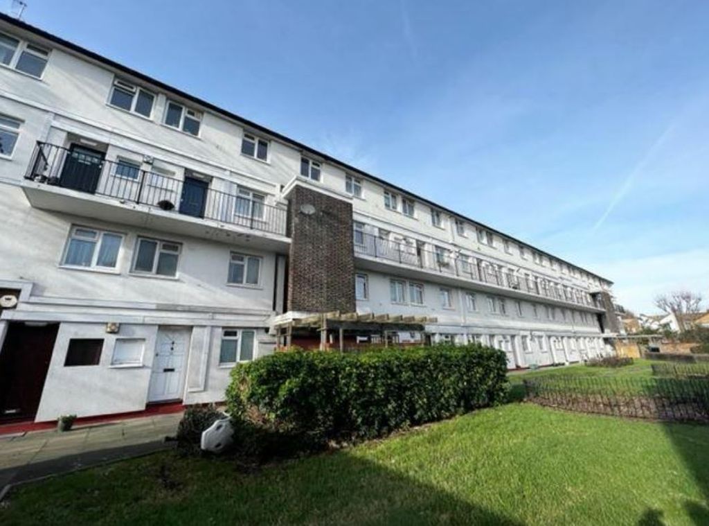 Property photo 1 of 6 A Beautifully Refurbished Two Bedroom Maisonette Located On The End Of Small Purpose Built Block In Bermondsey Se1.