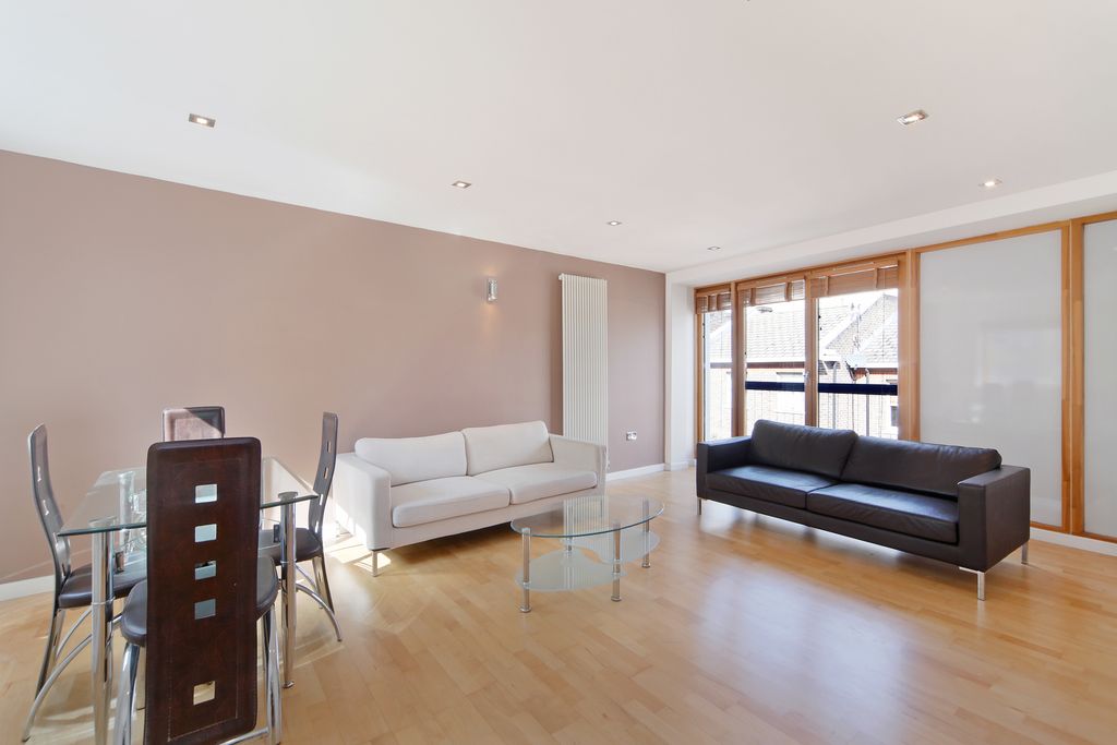 Property photo 1 of 8 Lounge