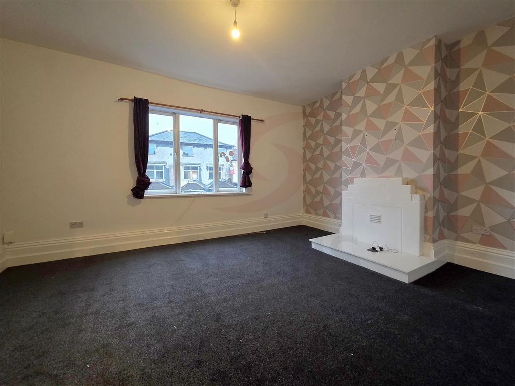 Property photo 2 of 8 Lounge