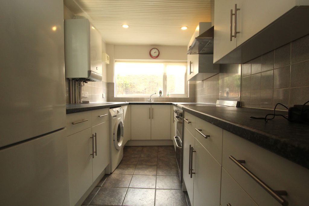 Property photo 3 of 7 Kitchen