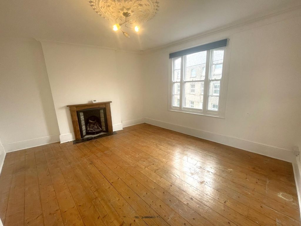 Property photo 3 of 7 Liv.Jpeg