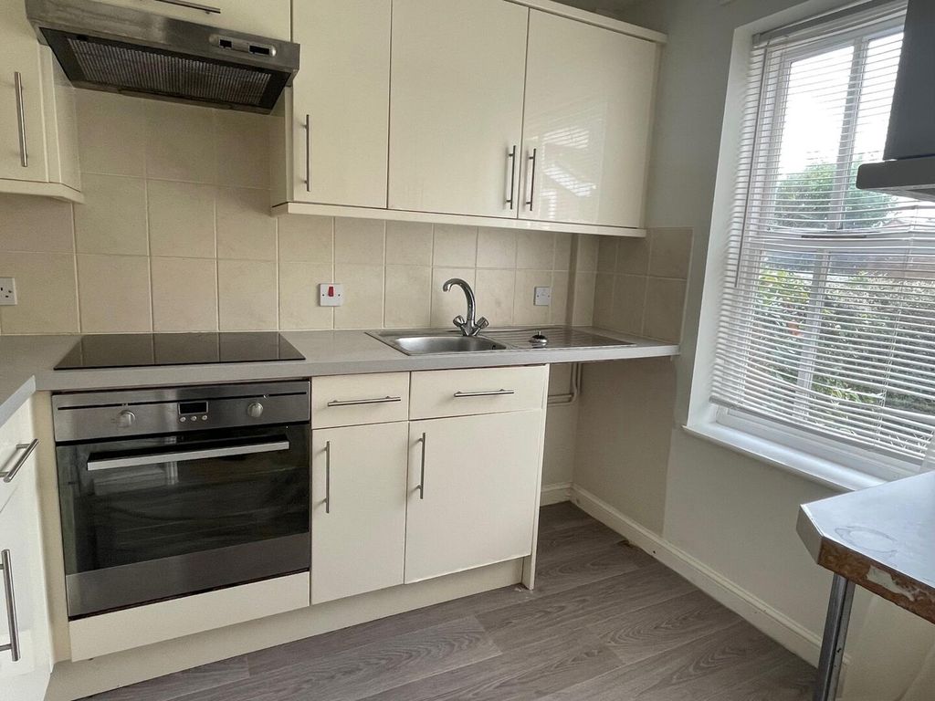 Property photo 3 of 17 Kitchen