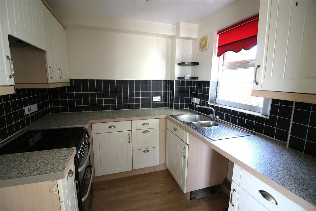 Property photo 3 of 11 Kitchen