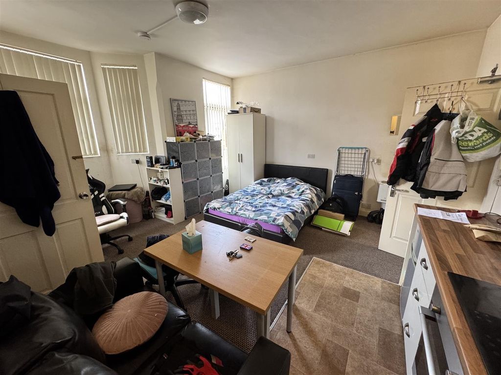 Property photo 3 of 33 Studio 8