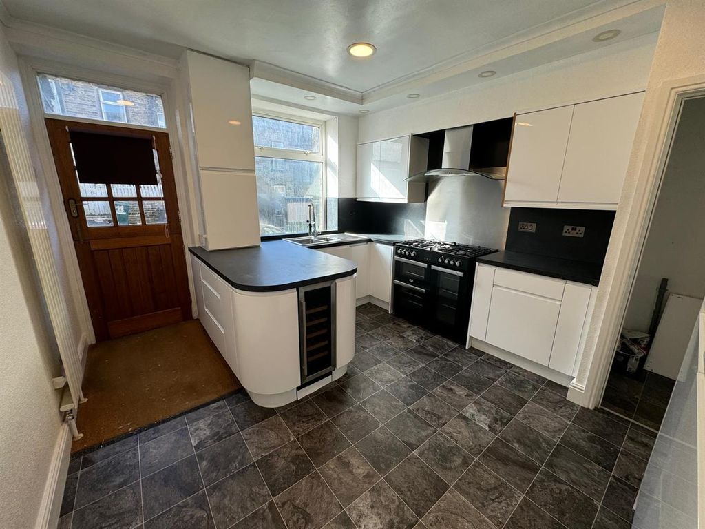 Property photo 3 of 17 Kitchen 6.Jpg