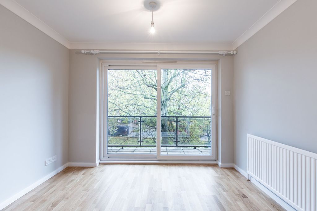 Property photo 3 of 11 Living_Room