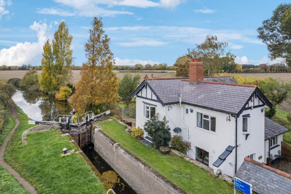 Property photo 2 of 39